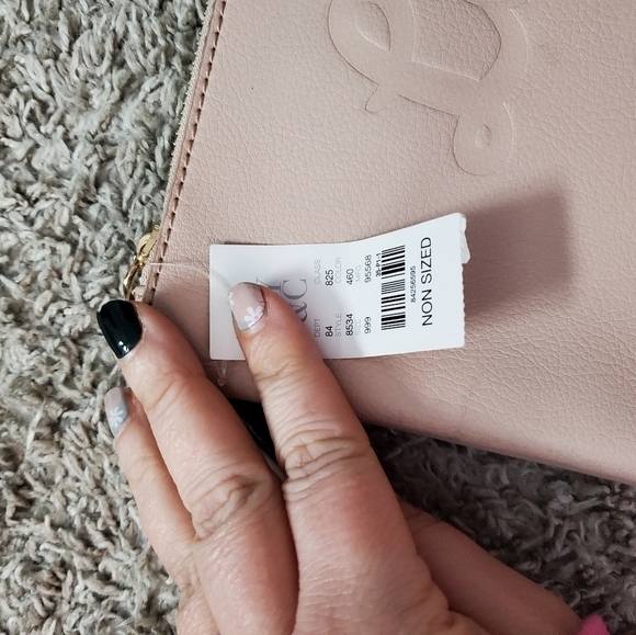 LOVERS Gonna Love Large Light Pink Wristlet - Picture 2 of 7